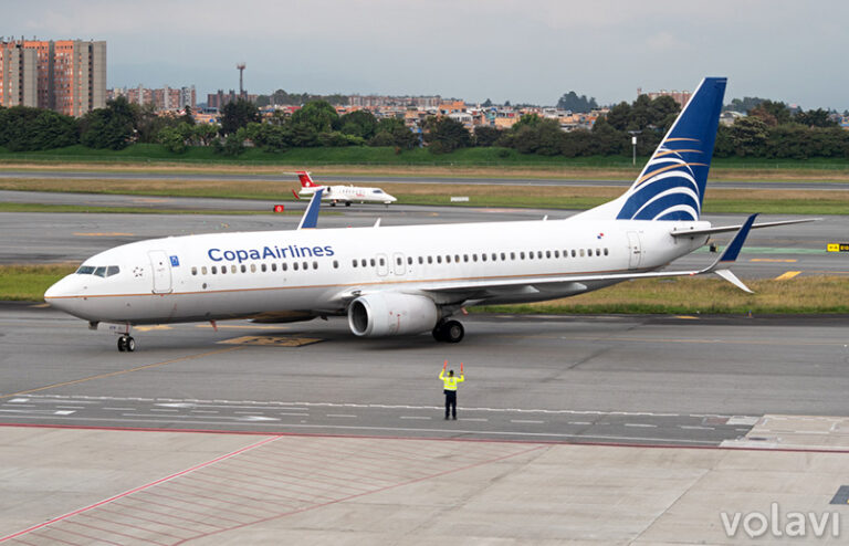 Boeing 737-800 de Copa Airlines saliendo de la terminal internacional de Bogotá.
