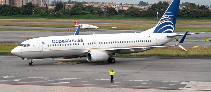 Boeing 737-800 de Copa Airlines saliendo de la terminal internacional de Bogotá.