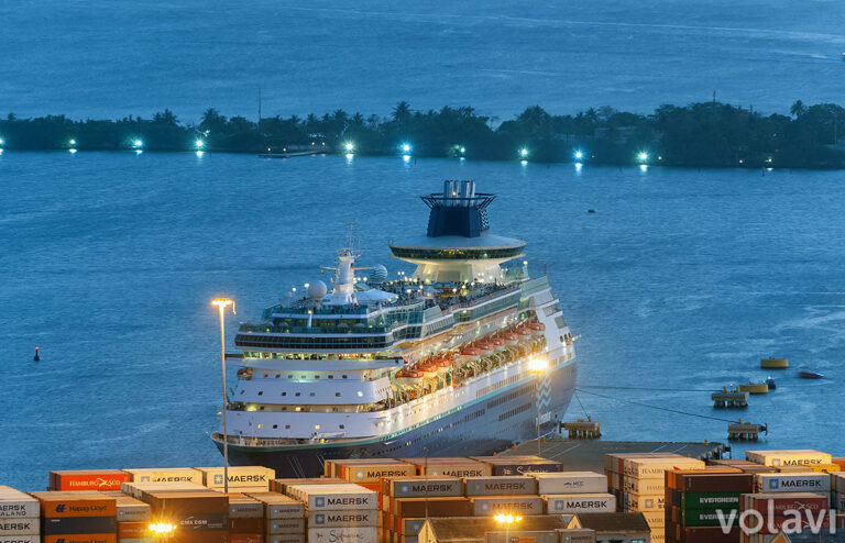 Crucero partiendo del puerto de Cartagena (Colombia). Foto: Andrés Ramírez (todos los derechos reservados).