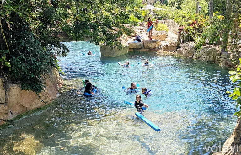 "Wind-Away River": el río lento que recorre el parque y que se puede navegar en familia.