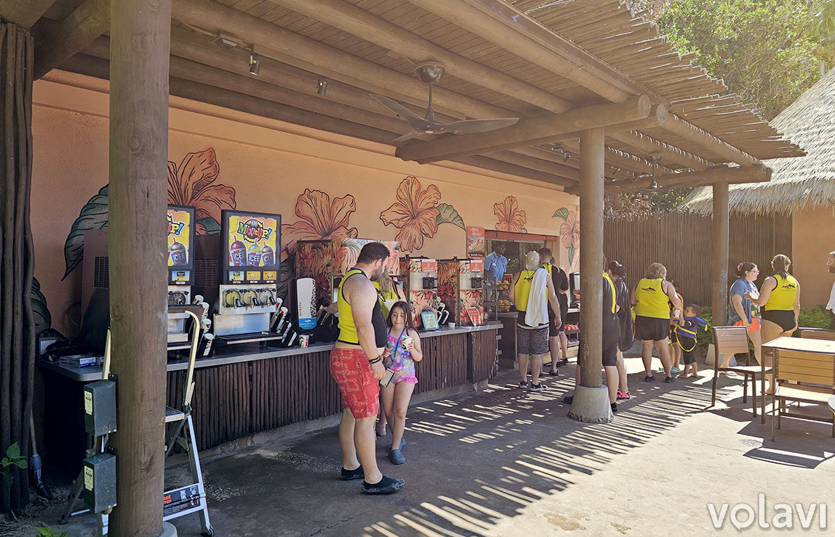Una de las zonas de snacks y bebidas que se encuentran dentro del parque. Todo es ilimitado. Una de las zonas de snacks y bebidas que se encuentran dentro del parque. Todo es ilimitado.