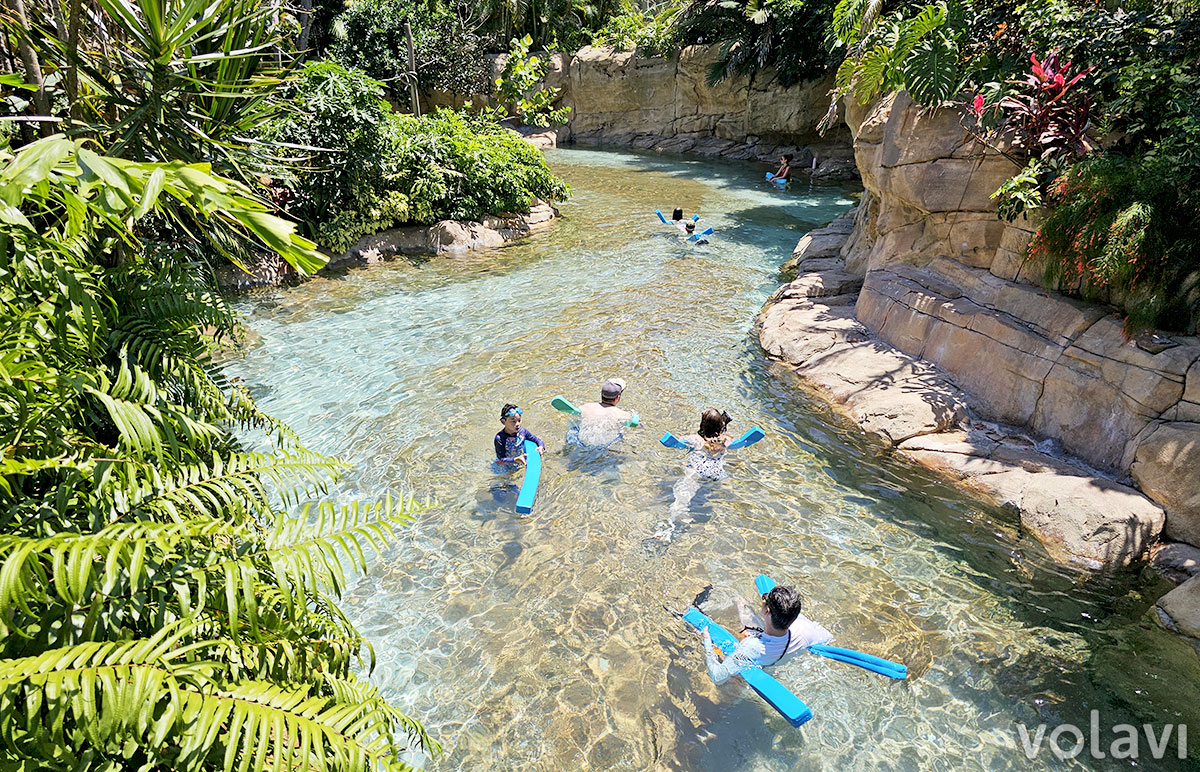 "Wind-Away River", un río artificial a través del cual se puede recorrer todo Discovery Cove. "Wind-Away River", un río artificial a través del cual se puede recorrer todo Discovery Cove.