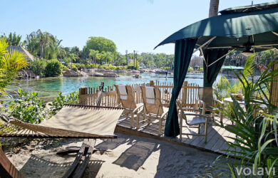 Vista exterior de una cabaña VIP de Discovery Cove con vista al lago de los delfines.