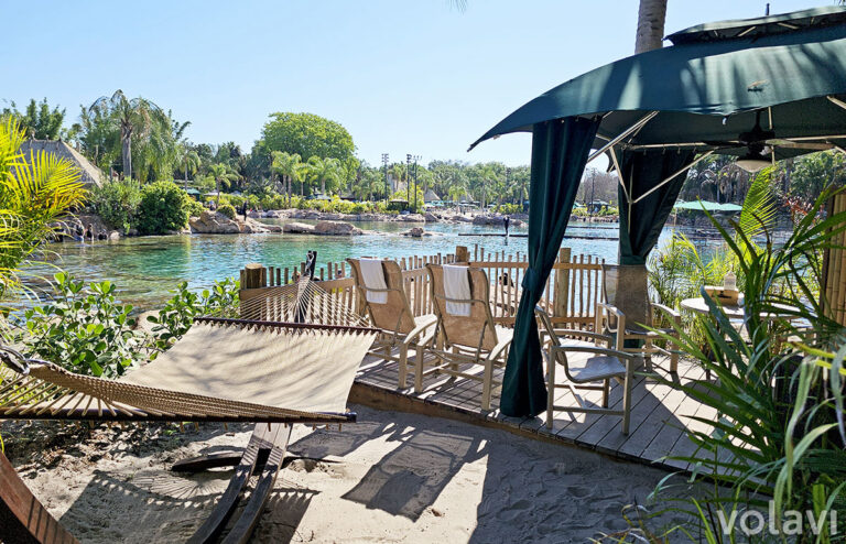Vista exterior de una cabaña VIP de Discovery Cove con vista al lago de los delfines.