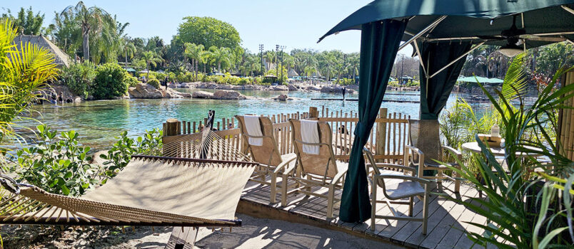 Vista exterior de una cabaña VIP de Discovery Cove con vista al lago de los delfines.
