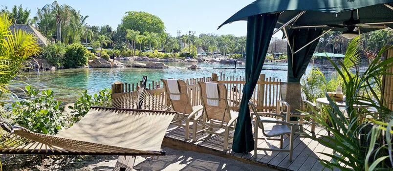 Vista exterior de una cabaña VIP de Discovery Cove con vista al lago de los delfines.