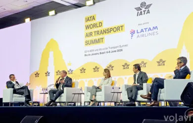 Panel de los CEO's de aerolíneas del mundo durante el AGM 2026 de IATA en Río de Janeiro.