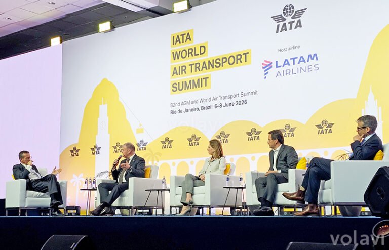 Panel de los CEO's de aerolíneas del mundo durante el AGM 2026 de IATA en Río de Janeiro.