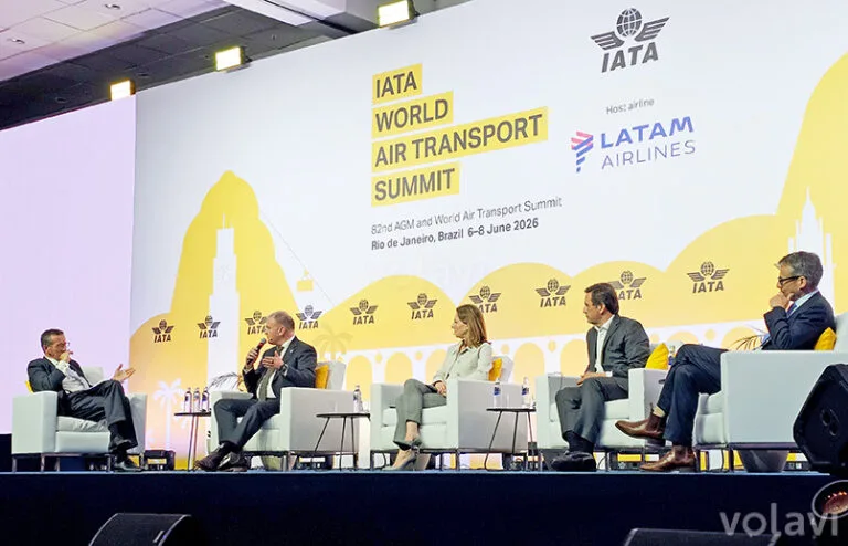 Panel de los CEO's de aerolíneas del mundo durante el AGM 2026 de IATA en Río de Janeiro.
