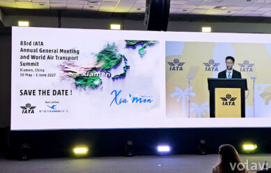 Xie Bing, presidente y CEO de Xiamen Airlines, anuncia a Xiamen como sede del AGM 2027 de IATA.