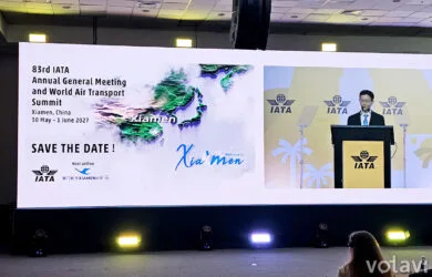 Xie Bing, presidente y CEO de Xiamen Airlines, anuncia a Xiamen como sede del AGM 2027 de IATA.