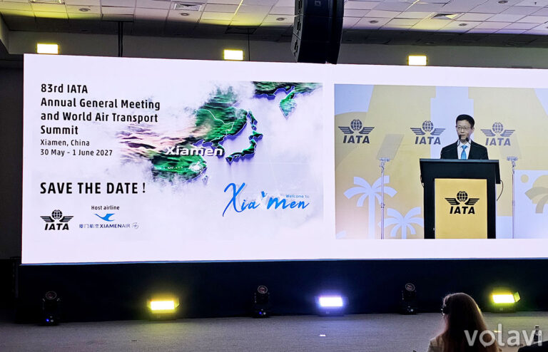 Xie Bing, presidente y CEO de Xiamen Airlines, anuncia a Xiamen como sede del AGM 2027 de IATA.