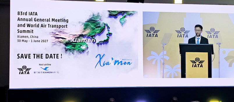 Xie Bing, presidente y CEO de Xiamen Airlines, anuncia a Xiamen como sede del AGM 2027 de IATA.
