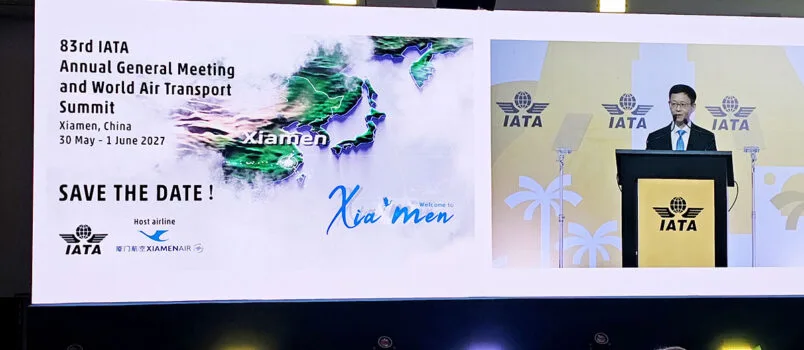 Xie Bing, presidente y CEO de Xiamen Airlines, anuncia a Xiamen como sede del AGM 2027 de IATA.