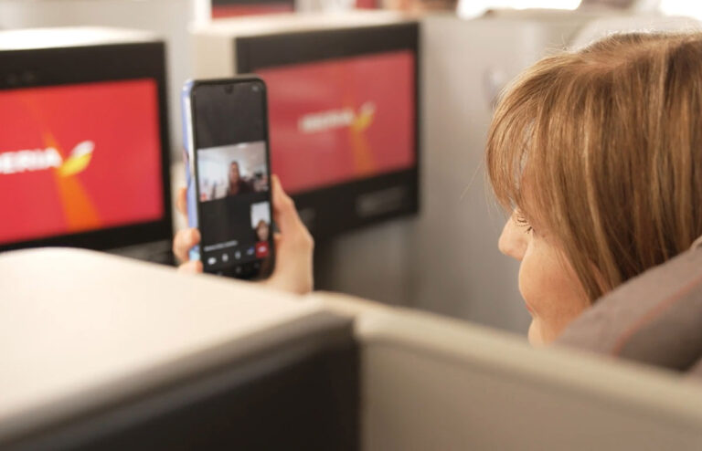 Servicio de internet WiFi gratuito a bordo de aviones de Iberia bajo tecnología de Starlink.