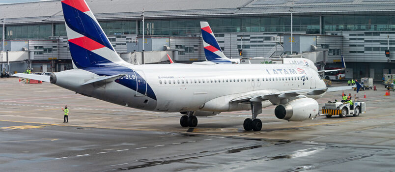 Flota de LATAM Airlines Colombia en la terminal nacional del Aeropuerto El Dorado de Bogotá.