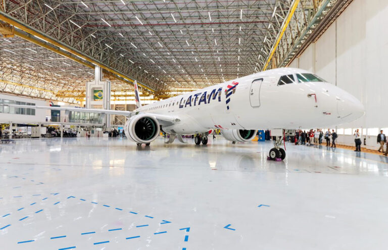 Presentación del primer Embraer 195-E2 de LATAM Airlines en Brasil.