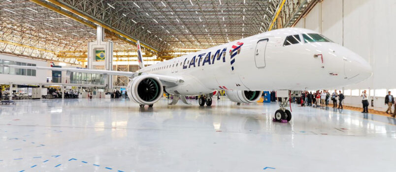 Presentación del primer Embraer 195-E2 de LATAM Airlines en Brasil.