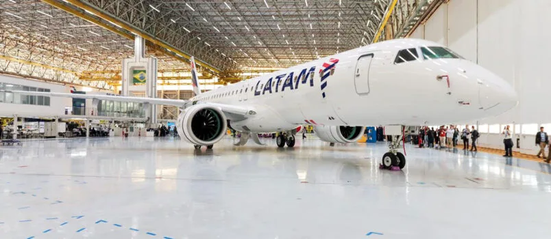 Presentación del primer Embraer 195-E2 de LATAM Airlines en Brasil.