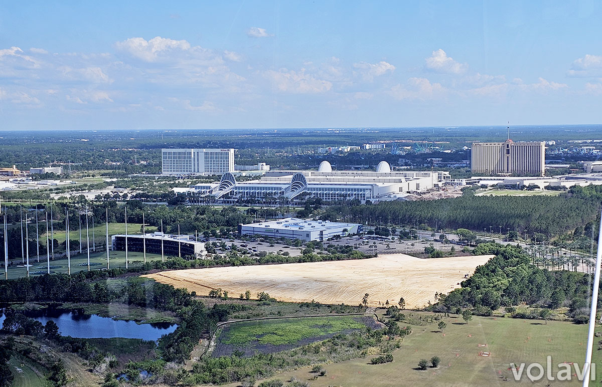 Panorámica de la ciudad desde el Orlando Eye. Se puede ver el Centro de Convenciones de Orlando al fondo.