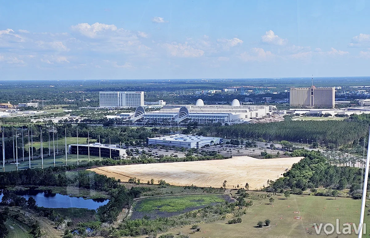 Panorámica de la ciudad desde el Orlando Eye. Se puede ver el Centro de Convenciones de Orlando al fondo.