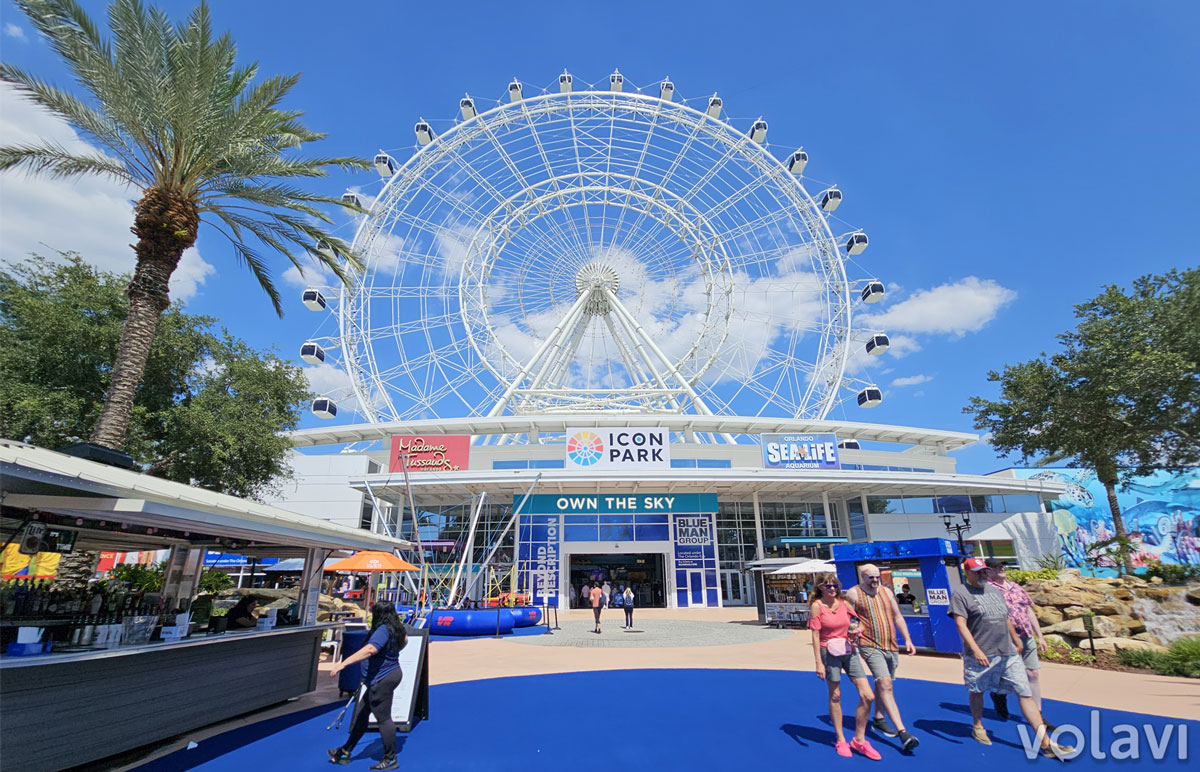 Entrada al Icon Park con vista al Orlando Eye.