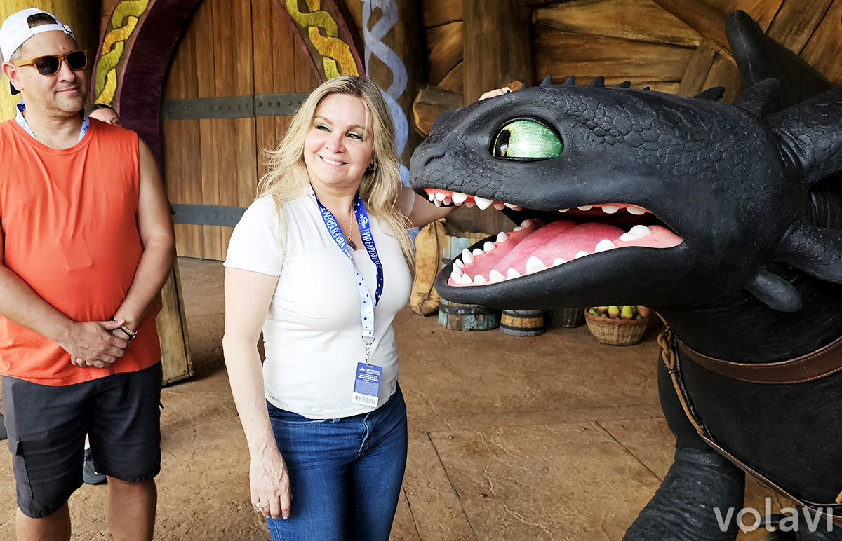 Una de las atracciones más visitadas del mundo de ¿Cómo entrenar a tu dragón?: acariciar a Chimuelo. Una de las atracciones más visitadas del mundo de ¿Cómo entrenar a tu dragón?: acariciar a Chimuelo.