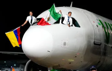 Vuelo inaugural de Viva Aerobus entre Ciudad de México y Medellín.