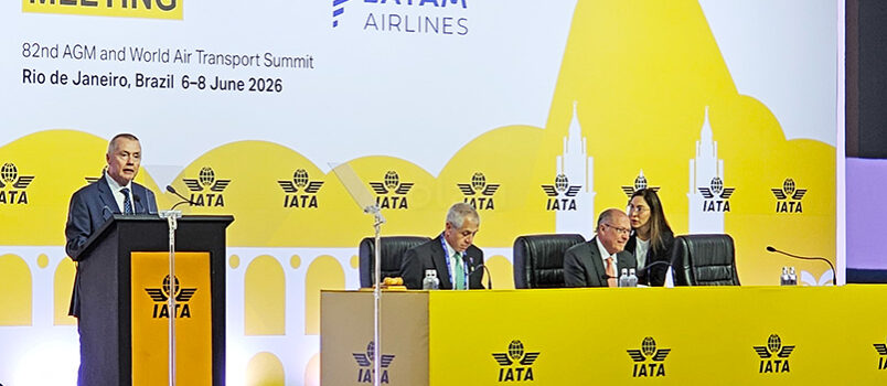 Willie Walsh abre el AGM 2026 de IATA con críticas a costos, regulación e infraestructura Intervención de Willie Walsh, director de IATA, durante la apertura del AGM 2026 en Río de Janeiro.