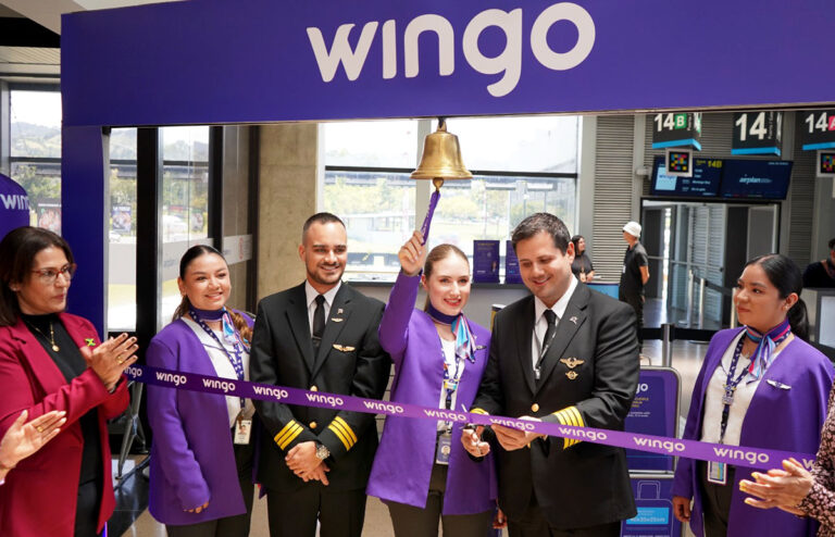Corte de cinta en el vuelo inaugural de Wingo entre Medellín y Montego Bay (Jamaica).