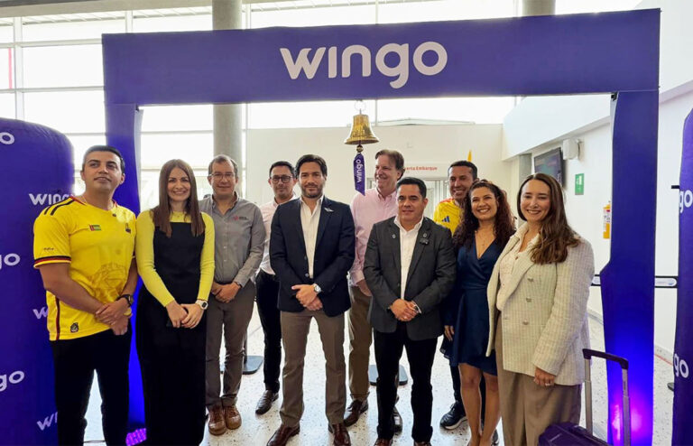 Corte de cinta en la inauguración de la nueva ruta de Wingo entre Bucaramanga y Aruba.