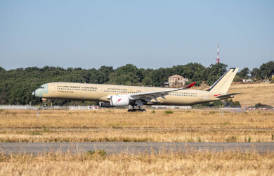 Aterrizaje del Airbus A350-1000ULR luego de alcanzar el hito del vuelo más largo del mundo.