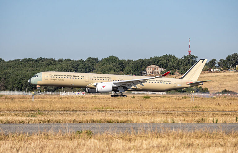 Aterrizaje del Airbus A350-1000ULR luego de alcanzar el hito del vuelo más largo del mundo.