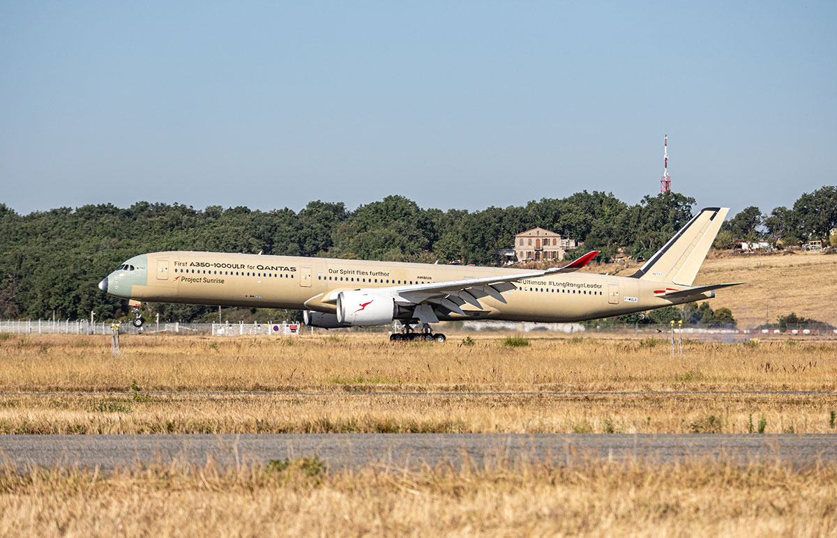 Aterrizaje del Airbus A350-1000ULR luego de alcanzar el hito del vuelo más largo del mundo.