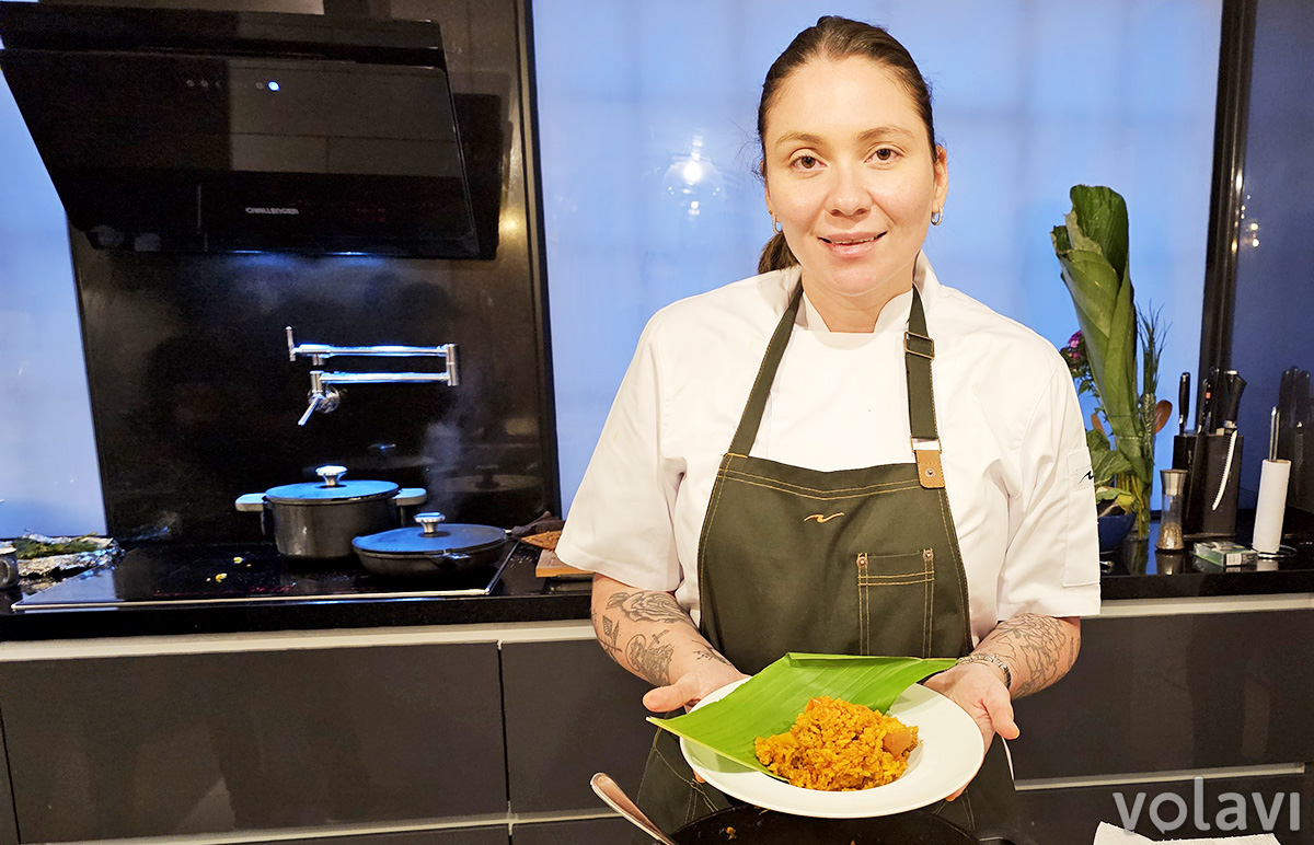 Carolina Asmar, creadora del arroz apastelado de cerdo, presenta su plato para LATAM Colombia. Carolina Asmar, creadora del arroz apastelado de cerdo, presenta su plato para LATAM Colombia.