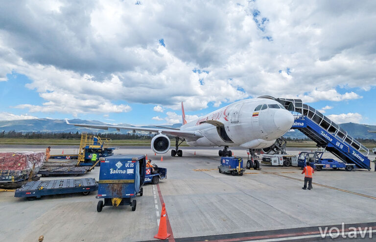 Airbus A330F de Avianca Cargo en la terminal de carga.