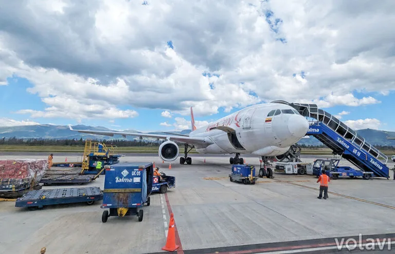 Airbus A330F de Avianca Cargo en la terminal de carga.