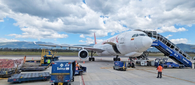 Airbus A330F de Avianca Cargo en la terminal de carga.