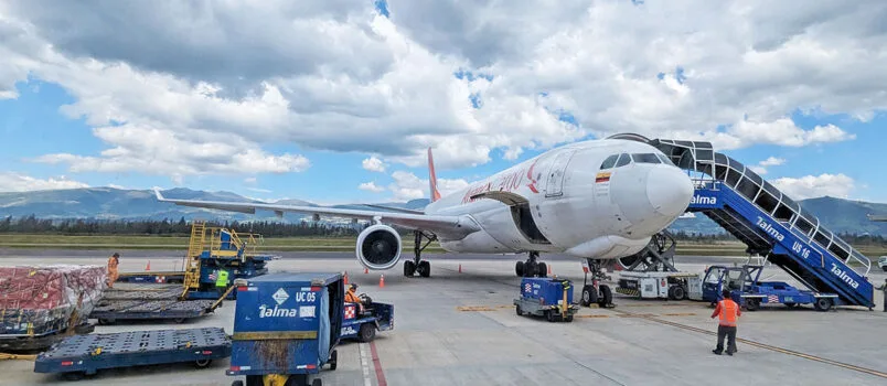 Airbus A330F de Avianca Cargo en la terminal de carga.