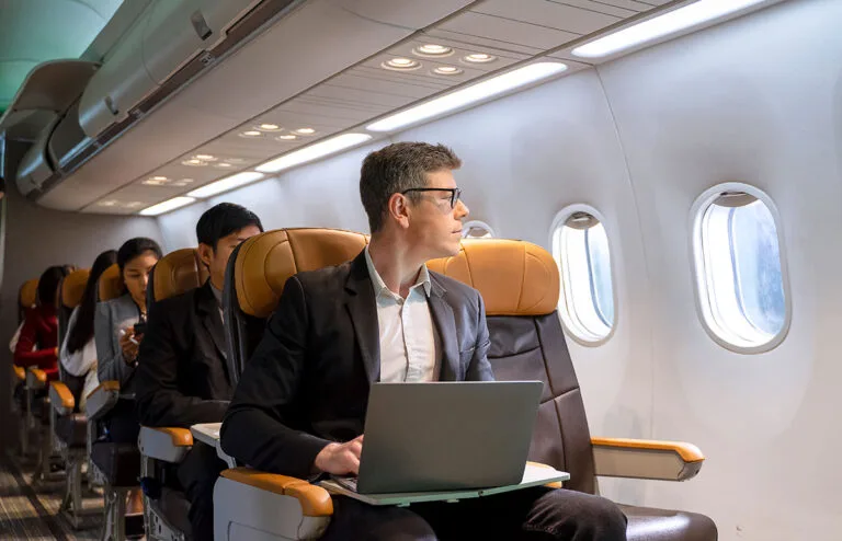 El 68% de los colombianos usa inteligencia artificial para planear sus viajes: Booking