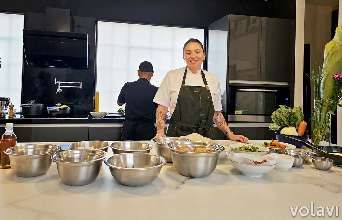 Carolina Asmar, chef del restaurante Celia Cocina Criolla, en la preparación del arroz apastelado de cerdo para LATAM Colombia.