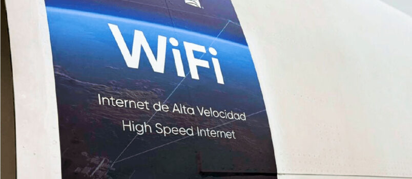 Sticker de conectividad WiFi vía Starlink en el fuselaje de un avión de Copa Airlines.