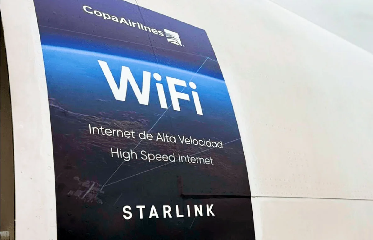Sticker de conectividad WiFi vía Starlink en el fuselaje de un avión de Copa Airlines.
