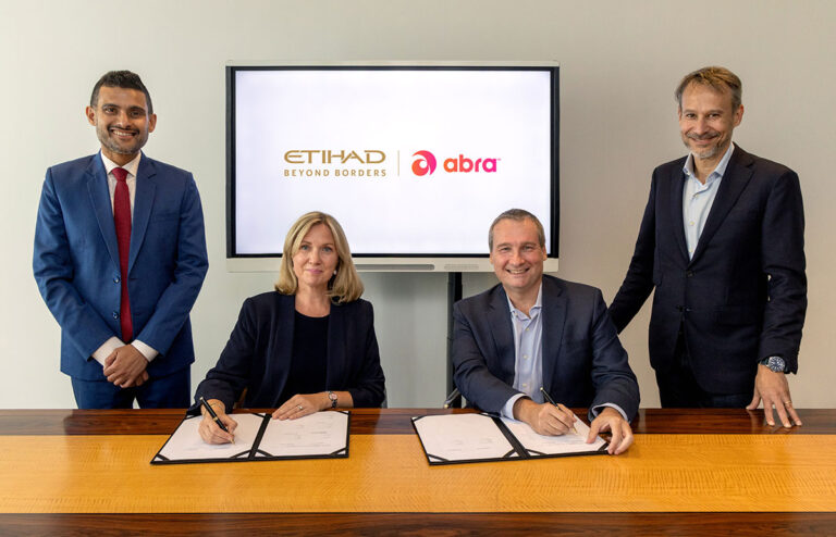 Firma de la alianza entre Grupo Abra y Etihad Airways.