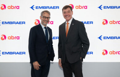Adrián Neuhauser, CEO de Grupo Abra y Arjan Meijer, presidente y CEO de Embraer, en el anuncio de la compra de los nuevos aviones 195-E2.
