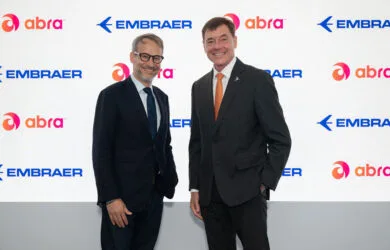 Adrián Neuhauser, CEO de Grupo Abra y Arjan Meijer, presidente y CEO de Embraer, en el anuncio de la compra de los nuevos aviones 195-E2.