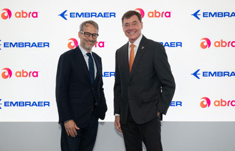 Adrián Neuhauser, CEO de Grupo Abra y Arjan Meijer, presidente y CEO de Embraer, en el anuncio de la compra de los nuevos aviones 195-E2.