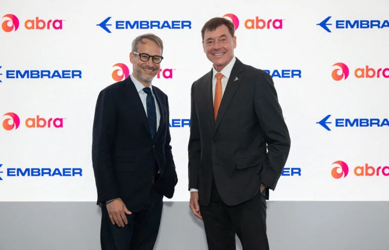 Adrián Neuhauser, CEO de Grupo Abra y Arjan Meijer, presidente y CEO de Embraer, en el anuncio de la compra de los nuevos aviones 195-E2.
