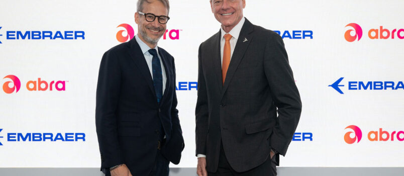 Adrián Neuhauser, CEO de Grupo Abra y Arjan Meijer, presidente y CEO de Embraer, en el anuncio de la compra de los nuevos aviones 195-E2.