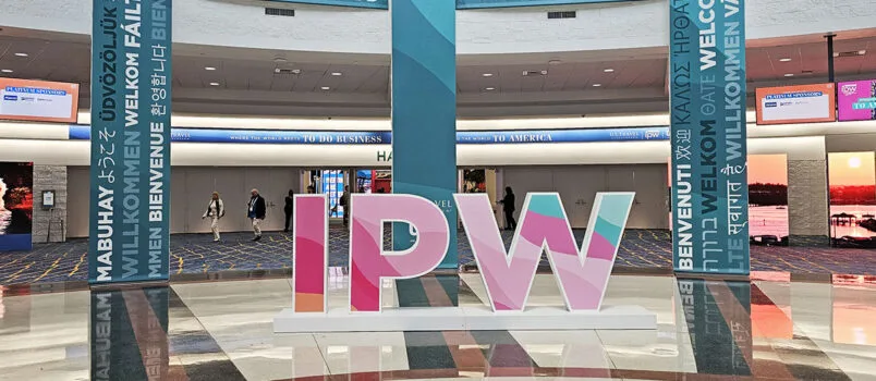 Logo de IPW en el área de exhibición del Centro de Convenciones de Broward.